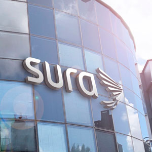 edificio-con-el-nombre-y-logo-de-sura