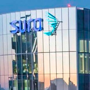 edificio-con-el-nombre-y-logo-de-sura